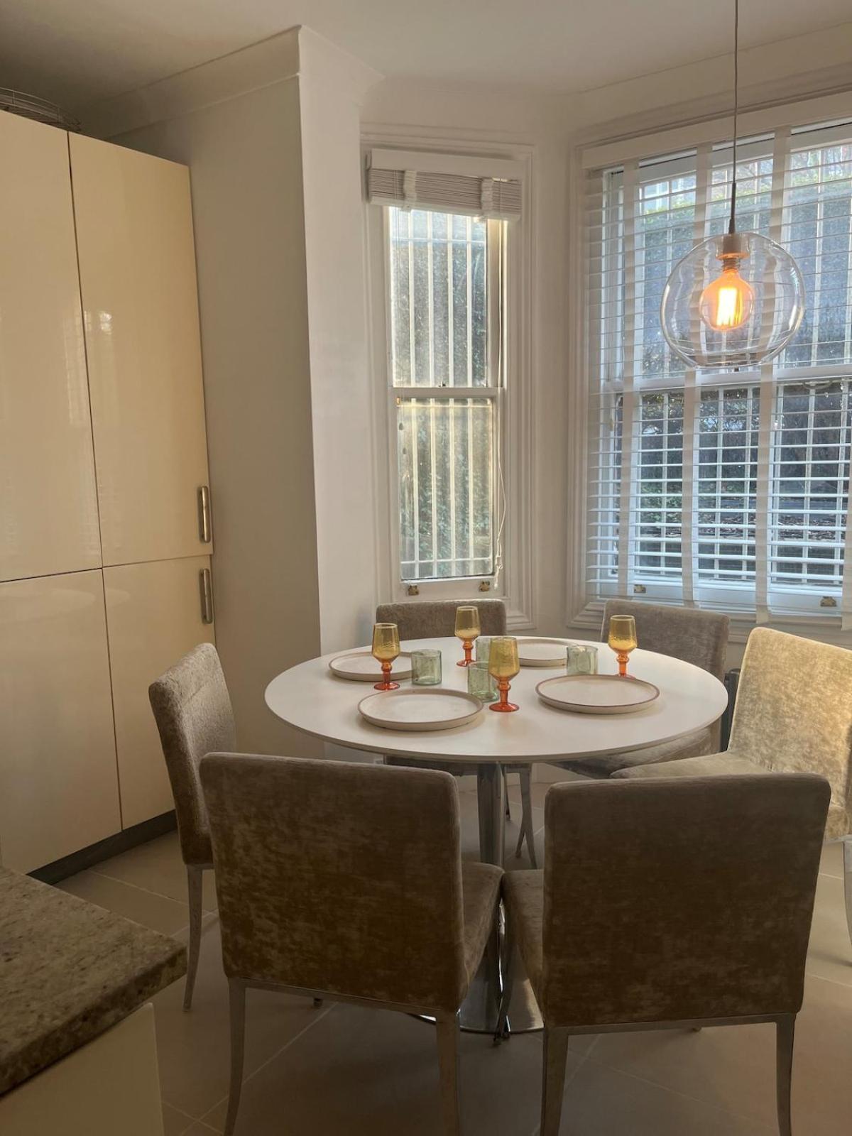 Spacious 3 Bedroom In Maida Vale Appartamento