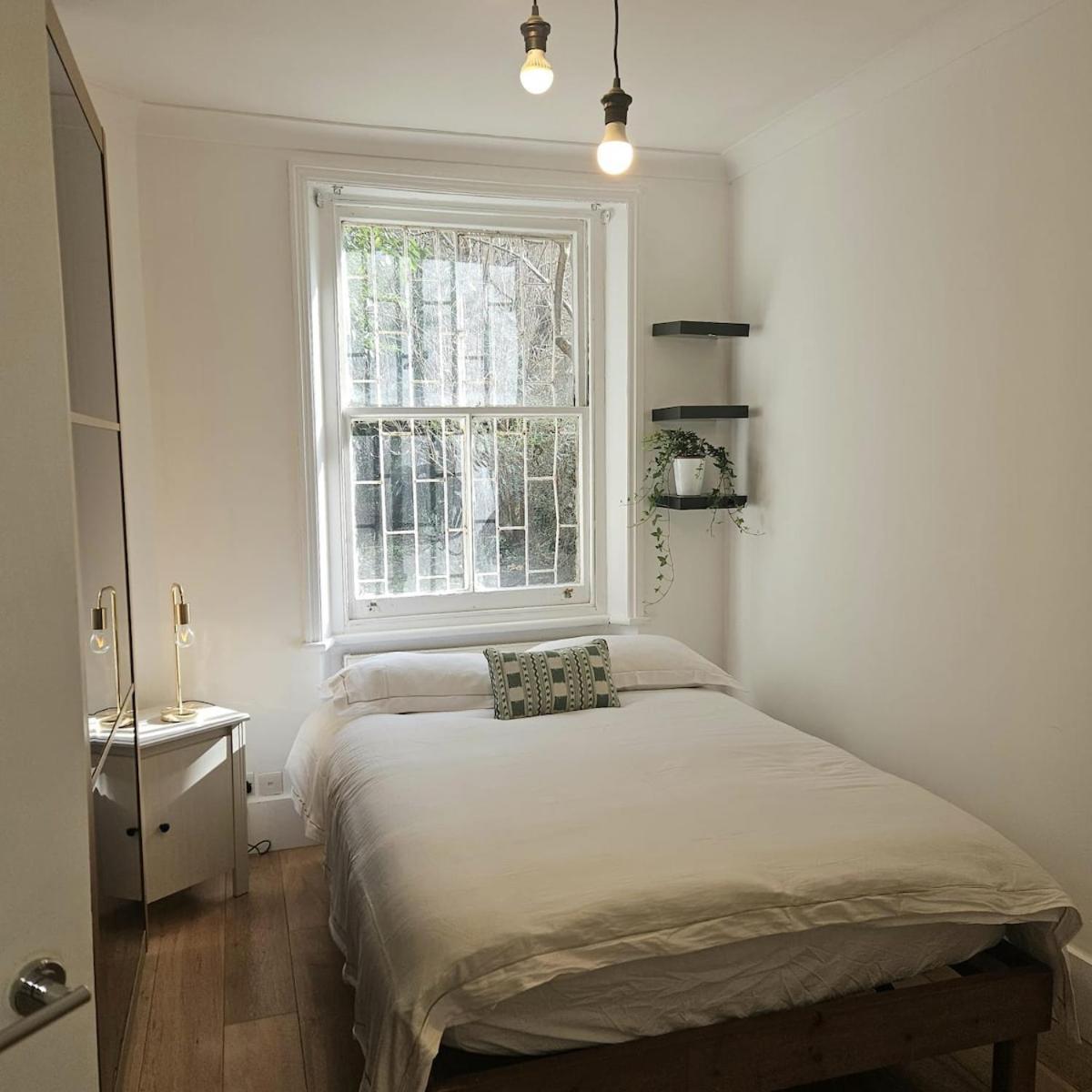 Spacious 3 Bedroom In Maida Vale Londra